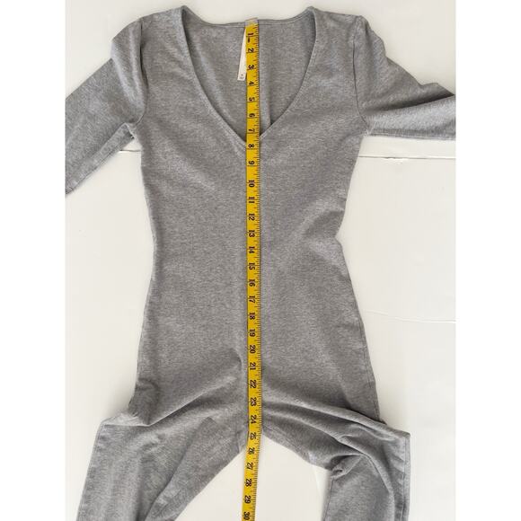Aritzia The Group Babaton Jumpsuit M Gray Long Sleeve Fitted Athletic Bodyshape - Picture 7 of 11